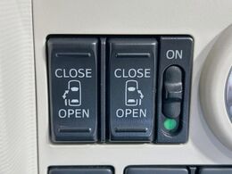 【両側パワースライドドア】スマートキーや運転席のスイッチで後席両側スライドドアの開閉が可能♪電動だから力を入れてドアを開ける必要が無く、小さなお子様でも簡単に開け閉めでき快適です♪