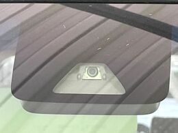 【スマートアシスト】走行中に前方の車両等を認識し、衝突しそうな時は警報とブレーキで衝突回避と被害軽減をアシスト。より安全にドライブをお楽しみいただけます。