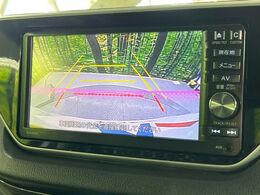 【バックカメラ】駐車時に後方がリアルタイム映像で確認できます。大型商業施設や立体駐車場での駐車時や、夜間のバック時に大活躍！運転スキルに関わらず、今や必須となった装備のひとつです！