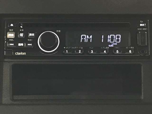 AM/FMラジオ＆CDデッキはちょうど良い位置に配置されスイッチ類も大きいので操作し易いです☆