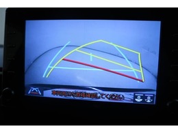 ハンドル操作に連動してガイドラインが変化するバックモニター搭載！クルマは構造上たくさんの死角がありますので、とても便利な機能です。あくまで補助の為の装備ですのでバックは目視での確認が大事ですよ！