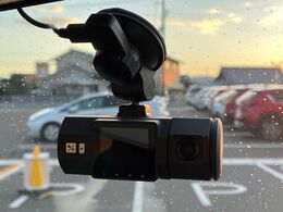 【ドライブレコーダー】安心・安全なカーライフに必須のドライブレコーダーを装備！走行中はもちろん、あおり運転や事故に遭遇した際の状況も映像で記録し、万一のリスクに備えます。