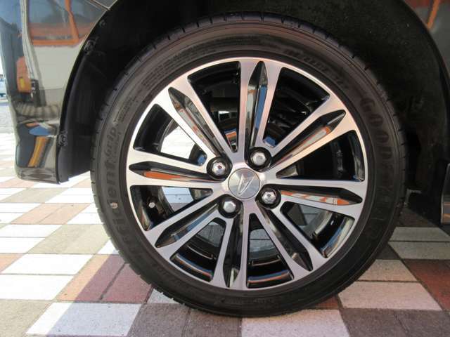 【純正アルミホイール】です！車両デザインに合わせてホイールをデザインしているため、見た目にもカッコイイアルミホイール♪洗車もラクチンで錆びません。