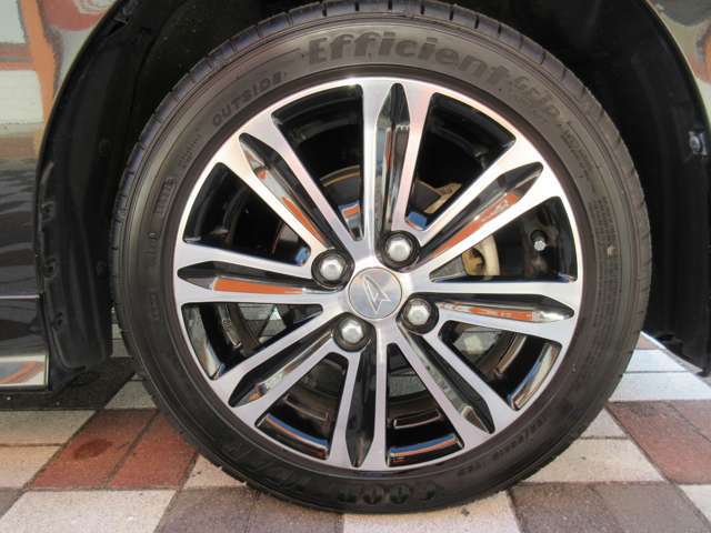 【純正アルミホイール】です！車両デザインに合わせてホイールをデザインしているため、見た目にもカッコイイアルミホイール♪洗車もラクチンで錆びません。