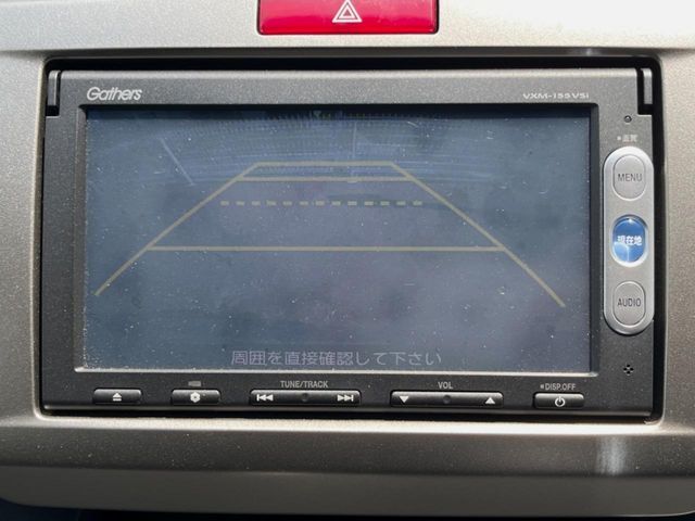 【バックカメラ】駐車時に後方がリアルタイム映像で確認できます。大型商業施設や立体駐車場での駐車時や、夜間のバック時に大活躍！運転スキルに関わらず、今や必須となった装備のひとつです！