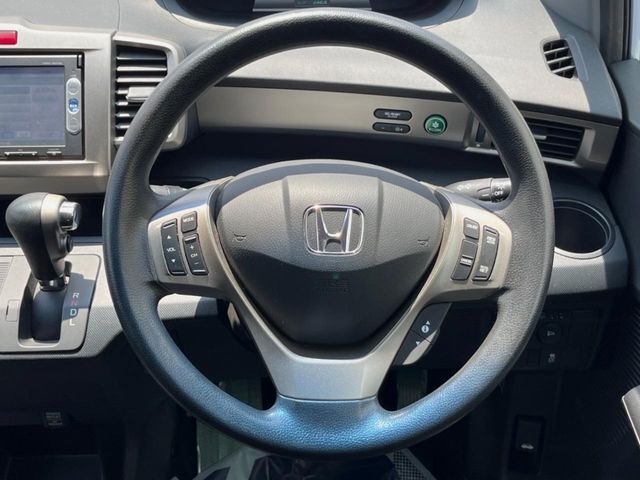 インテリアに合わせたデザインのステアリングは、運転される方のことも考え、運転しやすい形状、大きさです。是非一度、実際に触ってお確かめください。