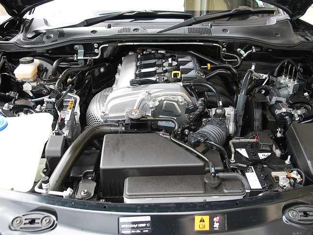 「SKYACTIV-G 2.0」は、高圧縮比13.0によるリニアなトルクとレスポンスを追求。軽量フライホイールが軽快な吹け上がりを生み、まるで体の一部のように繊細な操作に応えてくれる、人馬一体を象徴するエンジンです。