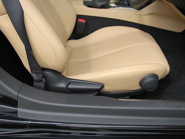 専用設計のレカロシートは、レザーとアルカンターラの組み合わせが上質。どんな運転でも体をしっかりとホールドし、人馬一体の走りをより深く味わえます。その座り心地は「走りへの愛」の結晶です。