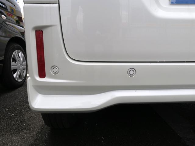 後ろには4つの超音波センサーで障害物などが迫ると音でお知らせしてくれます！狭いところでのバックも安心です！狭いところでのバックも安心です！