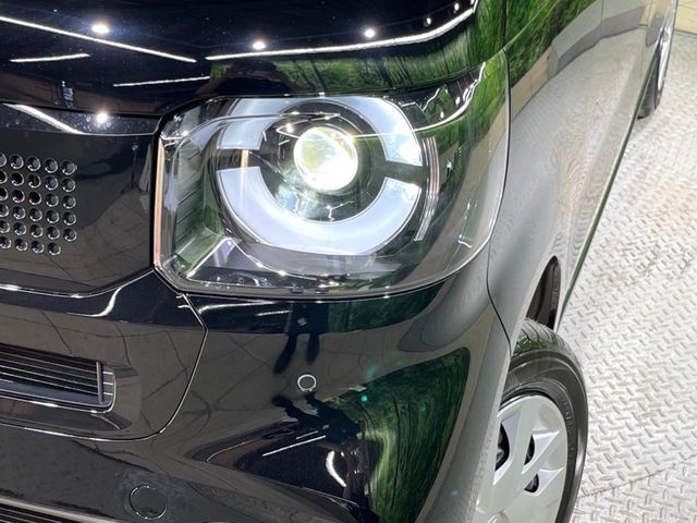 【LEDヘッドライト】悪天候や夜間走行時も良好な視界を確保し安心して運転できる高輝度LEDヘッドライトを装備！点灯速度が早く、消費電力も抑えられています。