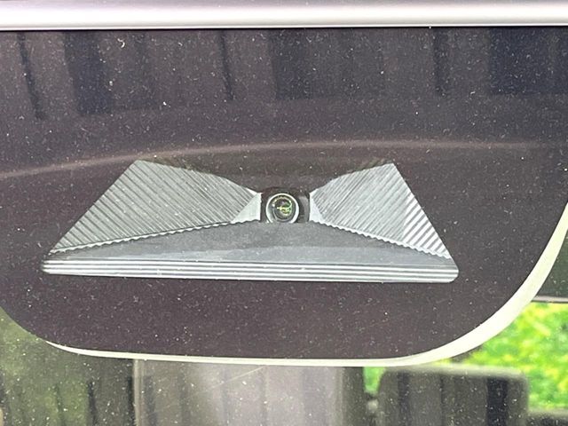 【ホンダセンシング】走行中に前方の車両等を認識し、衝突しそうな時は警報とブレーキで衝突回避と被害軽減をアシスト。より安全にドライブをお楽しみいただけます。