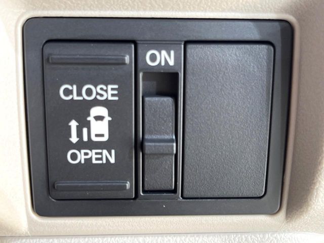 【パワースライドドア】スマートキーや運転席のスイッチでスライドドアの開閉が可能♪電動だから力を入れてドアを開ける必要が無く、小さいお子様でも、重い荷物を持っている時もラクに開け閉めできます♪