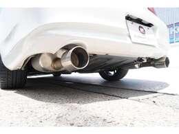 ★マフラーはフジツボ製の左右出しマフラーです！車検対応ですが純正よりもスポーティで心地の良いサウンドをお楽しみいただけます！