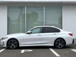 BMW Premium Selection 2年間走行距離無制限保証、安心もBMWクオリティ。BMWメカニックによる360度チェックの納車前点検。交換基準に達した部品があれば、BMW純正部品だけを使用し整備した後にお引渡しします。