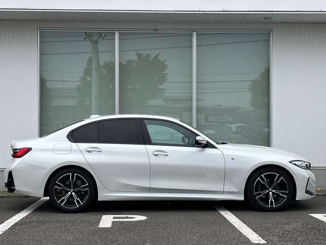 オリジナル・サービスもついたBMW自動車保険も取り扱っております。BMW自動車保険にご加入いただくと、万一のトラブルを24時間365日サポートするエマージェンシー・サービスの〈プレミアム〉をご利用いただけます。
