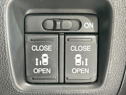 【両側パワースライドドア】スマートキーや運転席のスイッチで後席両側スライドドアの開閉が可能♪電動だから力を入れてドアを開ける必要が無く、小さなお子様でも簡単に開け閉めでき快適です♪