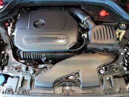 エンジンルームは前オーナー様の丁寧な使用感を感じられる状態です。オイルの滲みや漏れ等は当然なく、お渡し前にもしっかりとした点検整備を実施いたします。