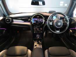 運転席及び助手席におかけになっている瞬間をイメージしてみてください。重厚感のある室内空間は外からの音を遮断し、唯一のプライベート空間を演出しております。