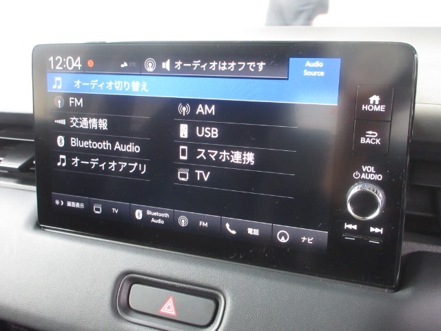 ナビゲーションはホンダコネクトディスプレイを装着しております。AM、FM、Bluetooth、フルセグTVがご使用いただけます。初めて訪れた場所でも道に迷わず安心ですね！