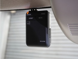 【ドライブレコーダー】万が一のときにしっかりと証拠を残しましょう！旅の思い出をドライブ映像としても残せます！　わずかなご負担で最新機種の装着も可能です。お気軽にお申し付けください。