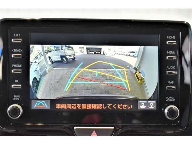 バックガイドモニター付き。車両後方の映像をナビ画面に表示し、駐車などの後退操作をサポートします。
