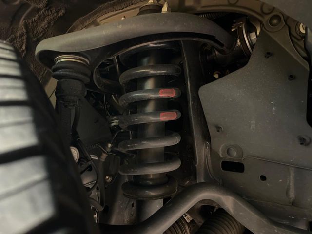 お車を安心してお乗りいただく為には、足回りの定期点検が欠かせません。サービスサポート（有償保証）では無料点検もご提供しており、安心のカーライフをお過ごしいただけるサポート体制が整っています。