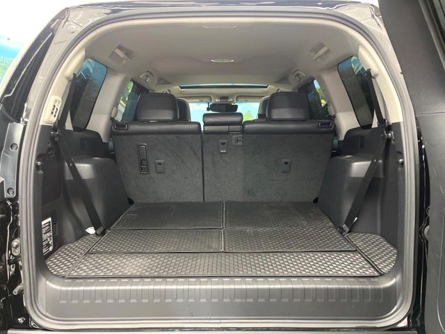 後席を格納すると、これだけの広さが！シーンに合わせたシートアレンジで、大きな荷物も積むことが出来ます♪