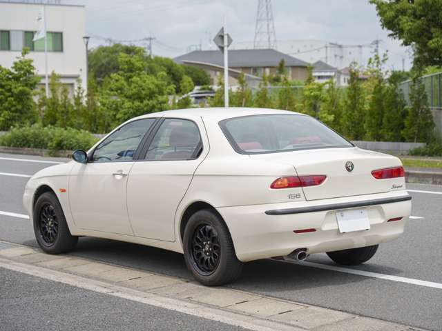 首都圏（東京、埼玉、千葉）には電装系、機械系、ボディ仕上げ、クリーニングまでそれぞれ、キャリア20年以上のプロ職人に手掛けて仕上げてもらいます。職人チーム一丸となって整備点検に取り組んでいます。