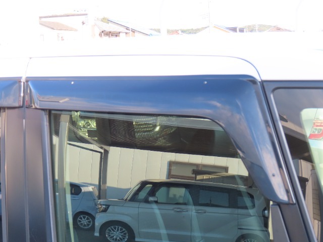 ドアバイザーも装着済みですので、雨の日も室内換気ができて快適です。