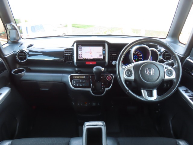 質感の高いインパネ周りと視界が良く運転し易いフロントビュー。