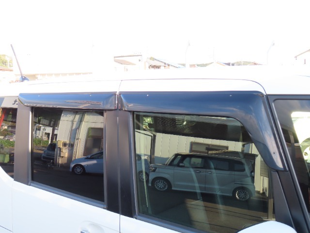 ドアバイザーも装着済みですので、雨の日も室内換気ができて快適です。