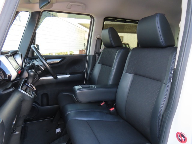 適度なホールド感のあるフロントシート。ベンチタイプですので横移動も楽々。中央部は大型アームレストとしてお使いいただけます。