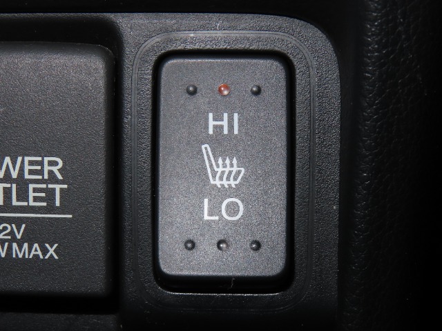 シートヒーターを装備。運転席と助手席それぞれ温度調節可能なのでお好みの温度快適に楽しめます。