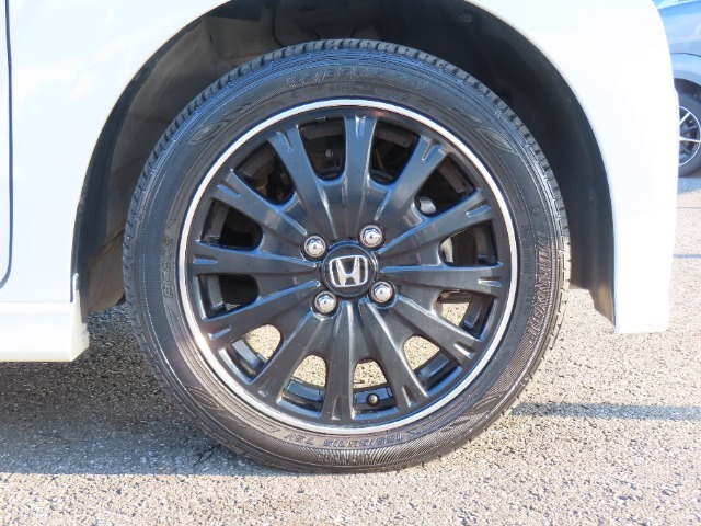 純正アルミホイール付きです。足回りをよりおしゃれに。