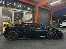 SVR（スーパーヴェローチェレーシング）製カーボンフルエアロ！リアウイングも目を引きます。