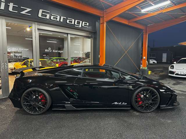 SVR（スーパーヴェローチェレーシング）製カーボンフルエアロ！リアウイングも目を引きます。