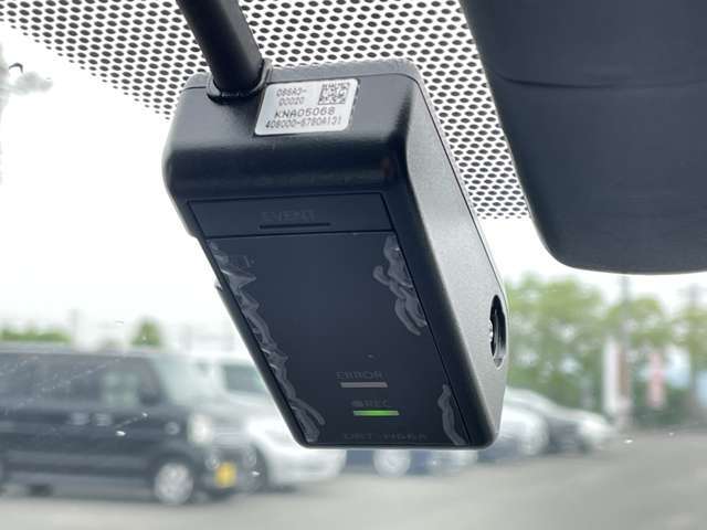 「ドライブレコーダー」 急停止や衝突などで車に衝撃が加わった時、映像・音声を記録する車載装置です♪