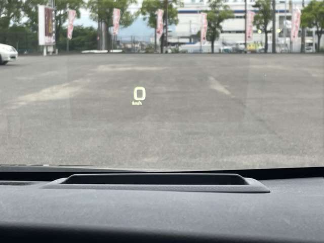 「ヘッドアップディスプレイ」　進行方向から目を離さずに車速などを確認出来ます♪