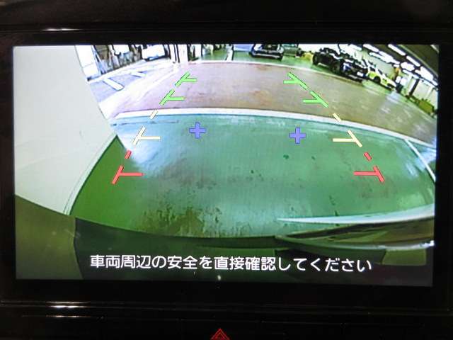 バックモニターで車庫入れもラクラクです。