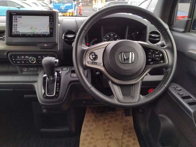 広々とした運転席周り！禁煙車です☆