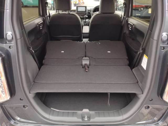 後席を倒せば大きな荷物もたくさん積み込めます♪