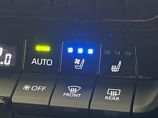 【シートベンチレーション】夏場は涼しい風でお尻や背中の熱やムレを防ぎ、冬はエアコンよりも早く温まってポカポカに！季節を問わず快適に過ごせます。