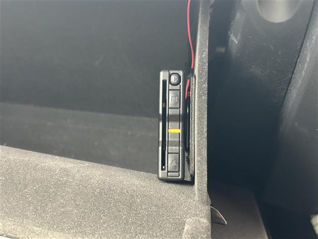 【ETC】有料道路を利用する際に料金所で停止することなく通過できる、ETC車載器（ノンストップ自動料金収受システム機器）が装備されています。セットアップを行うことで利用可能になります。