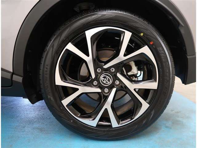【タイヤ・ホイール】タイヤサイズ225/50R18の純正アルミホイールです。タイヤ溝は約8mmになります。