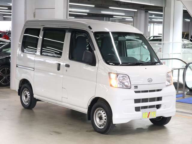 雨が降ってもゆったりと車選びができる全天候型立体展示場！エスカレーター完備！
