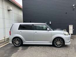 普段のお買い物や通勤、送迎等に便利なサイズのお車です。セカンドシートを倒すと、大きな荷物も載せることが可能です。