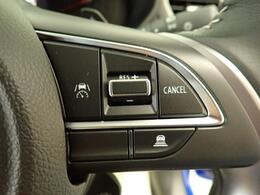 先行車との車間距離を保ちながら加速・減速してくれる「アダプティブクルーズコントロール」を装備しています。ロングドライブに最適ですね！