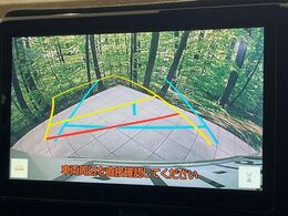 【バックカメラ】駐車時に後方がリアルタイム映像で確認できます。大型商業施設や立体駐車場での駐車時や、夜間のバック時に大活躍！運転スキルに関わらず、今や必須となった装備のひとつです！