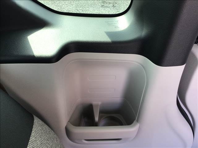 ドリンクフォルダは後部座席にも装備しております！
