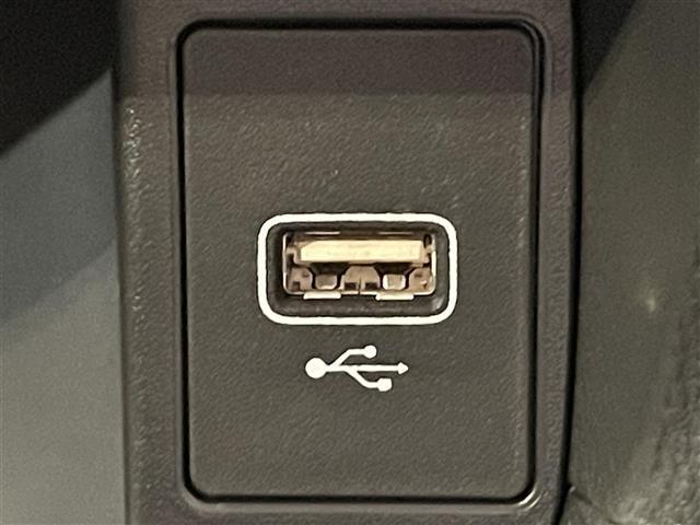 【USB端子】USB接続もついていますので携帯などの電子機器の充電にも使えて便利です♪